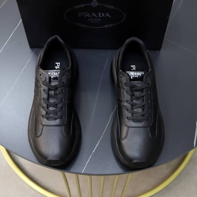 出厂价： 顶级原单 品牌：Prada 普拉达 标准码：男码38 44 45可以定做 等级：官网同款 材料：原版牛皮 牛皮内里 原版发泡耐磨柔软大底 款式类别：休